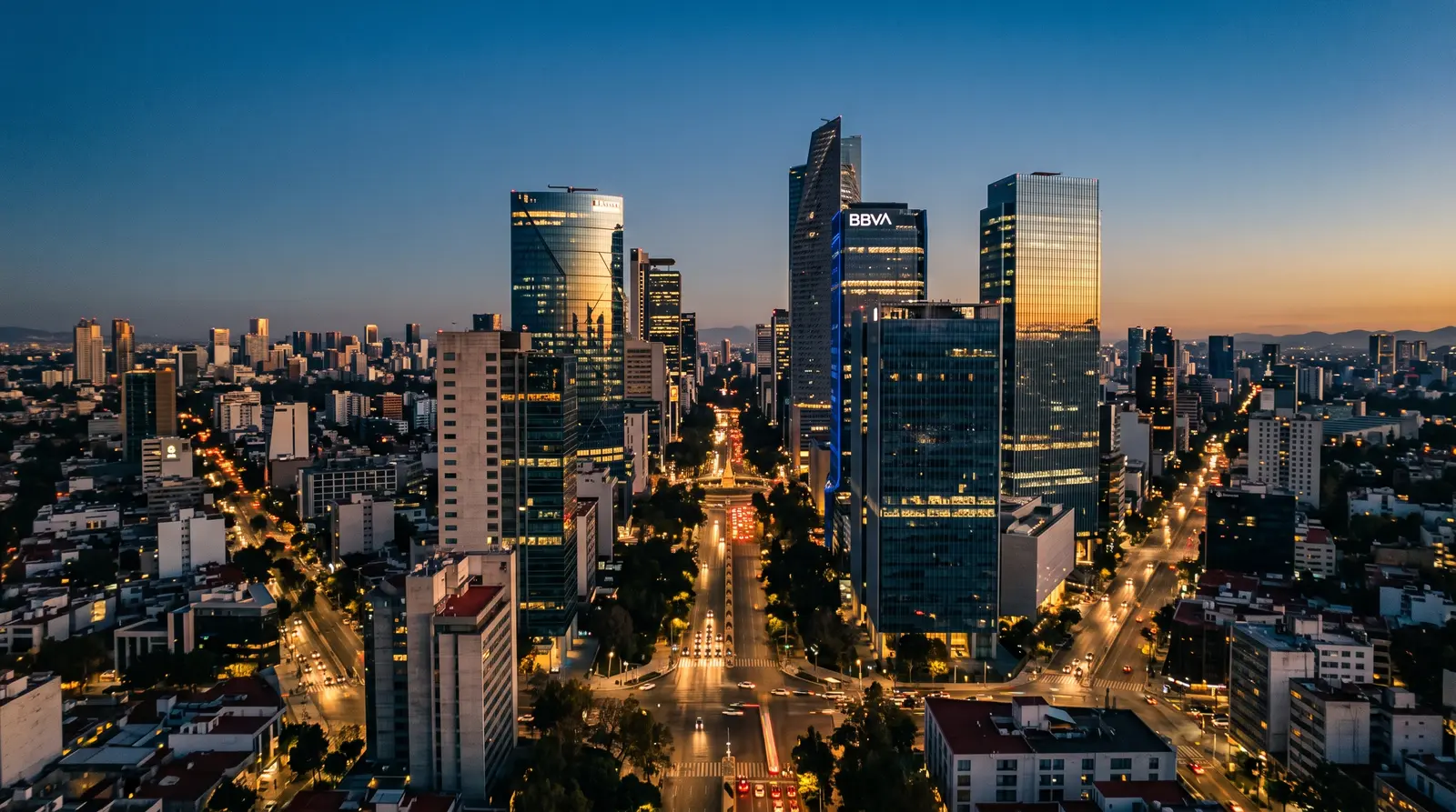Vista aerea de Paseo de la Reforma en Ciudad de Mexico al anochecer: rascacielos iluminados, la glorieta — blog fiscal para empresas en Ciudad de México